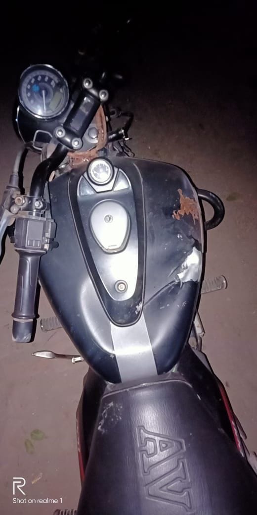 dhakuraiya gaanv mein pulis par hamala, bheed lagee hone kee soochana par pahunchee thee pulis