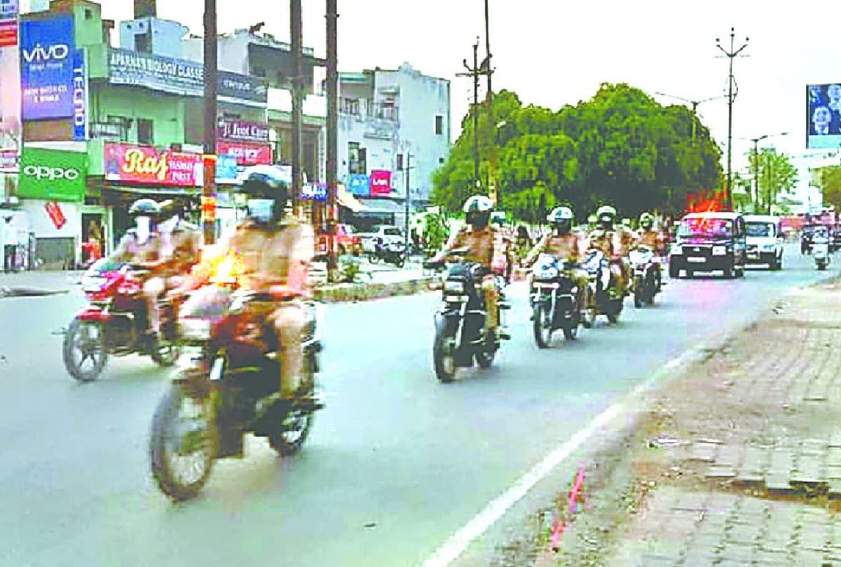 Corona Warriors flowers showered on policemen in Agra