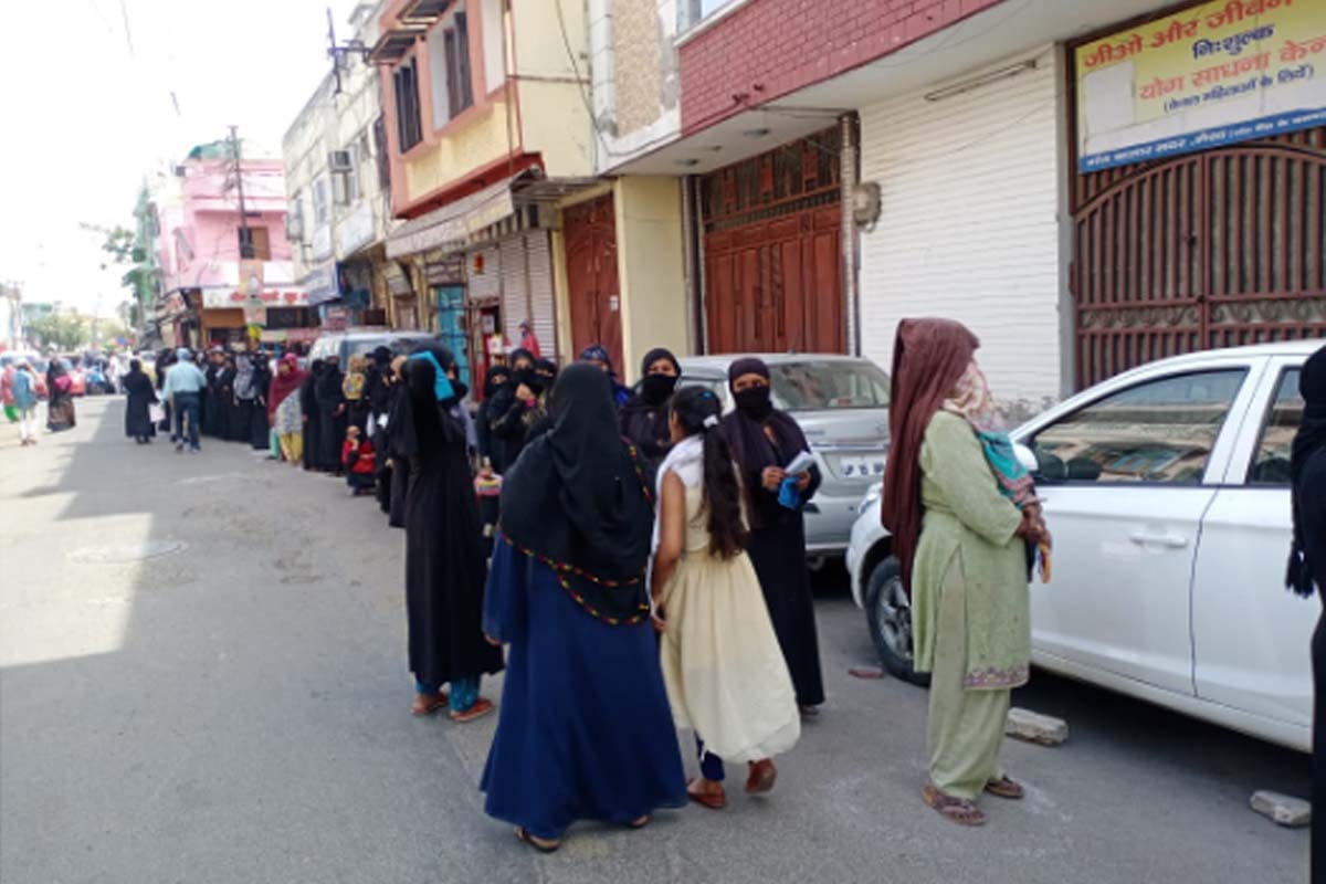 Lockdown update of Day fourteen in west UP: No Social Distancing amid Lockdown, heavy crowd