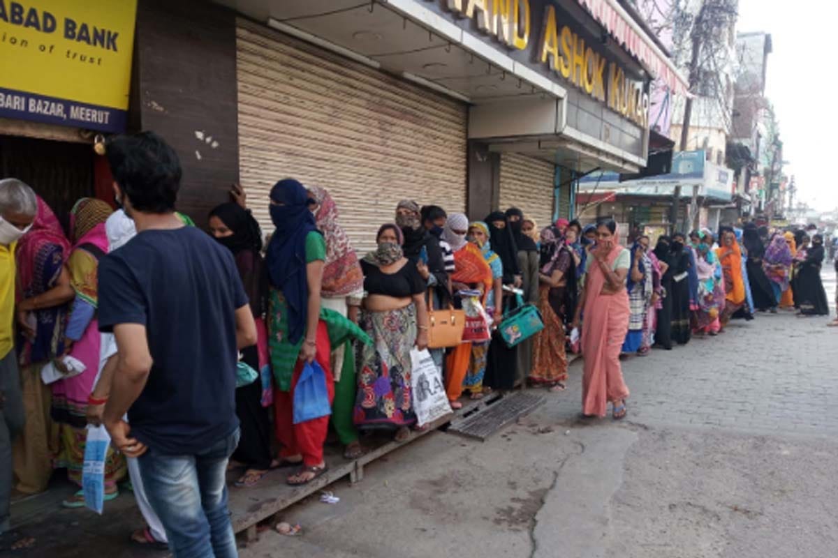 Lockdown update of Day fourteen in west UP: No Social Distancing amid Lockdown, heavy crowd