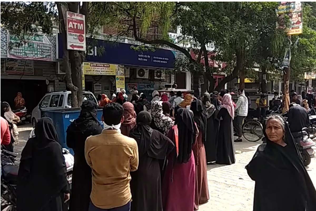Lockdown update of Day fourteen in west UP: No Social Distancing amid Lockdown, heavy crowd