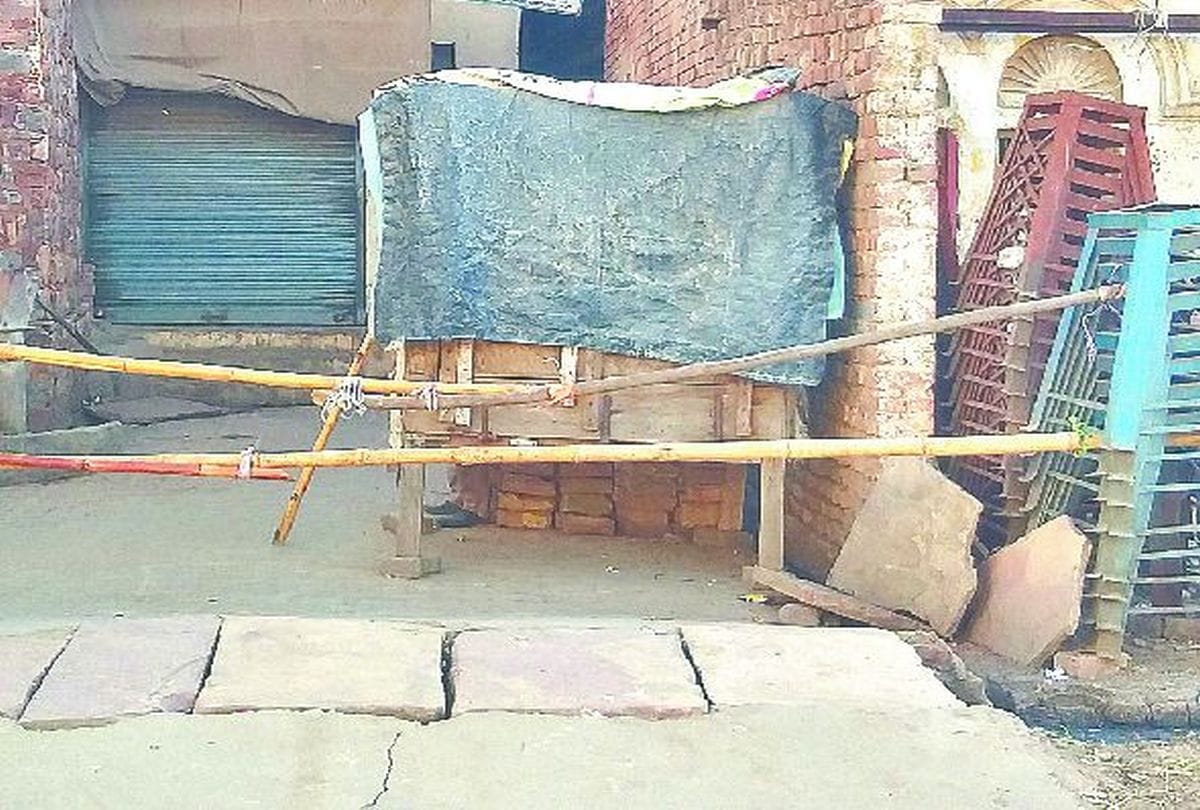 Coronavirus in Uttar Pradesh: bike riders spit on the villagers in mathura