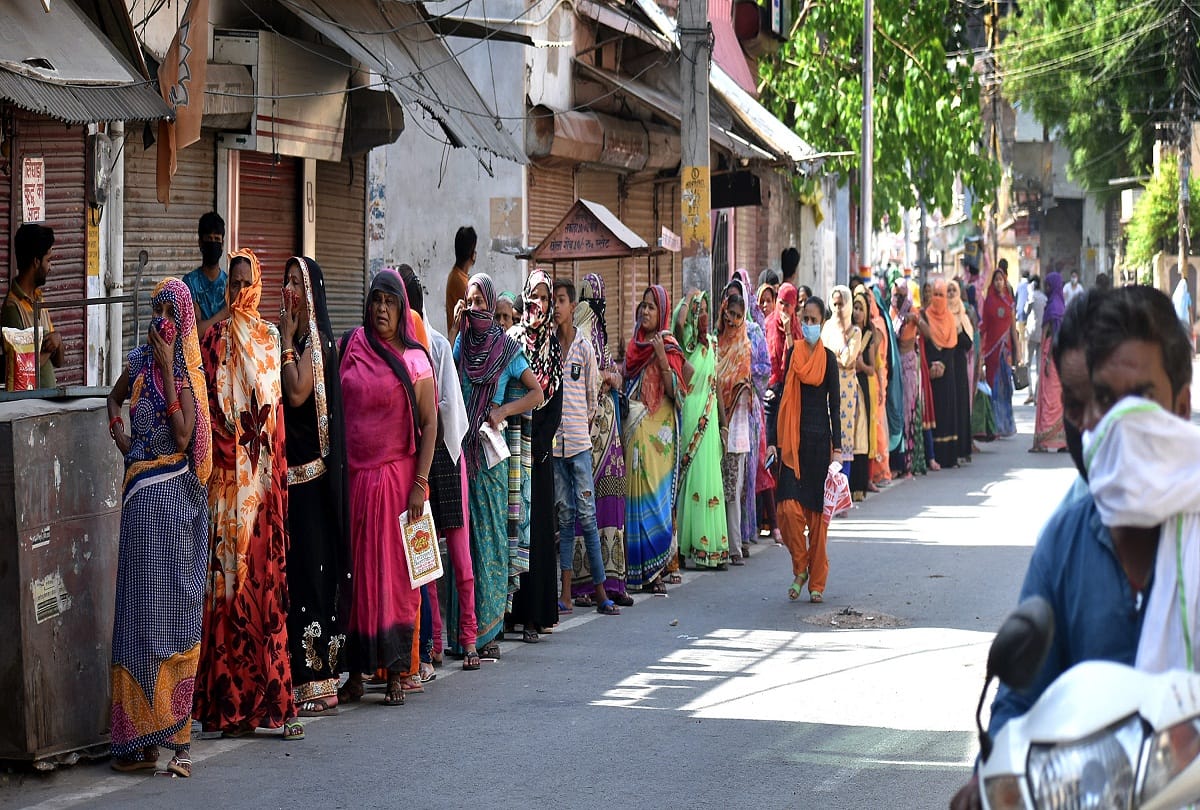 Lockdown ineffective in densely populated streets in Prayagraj, people wandering carelessly