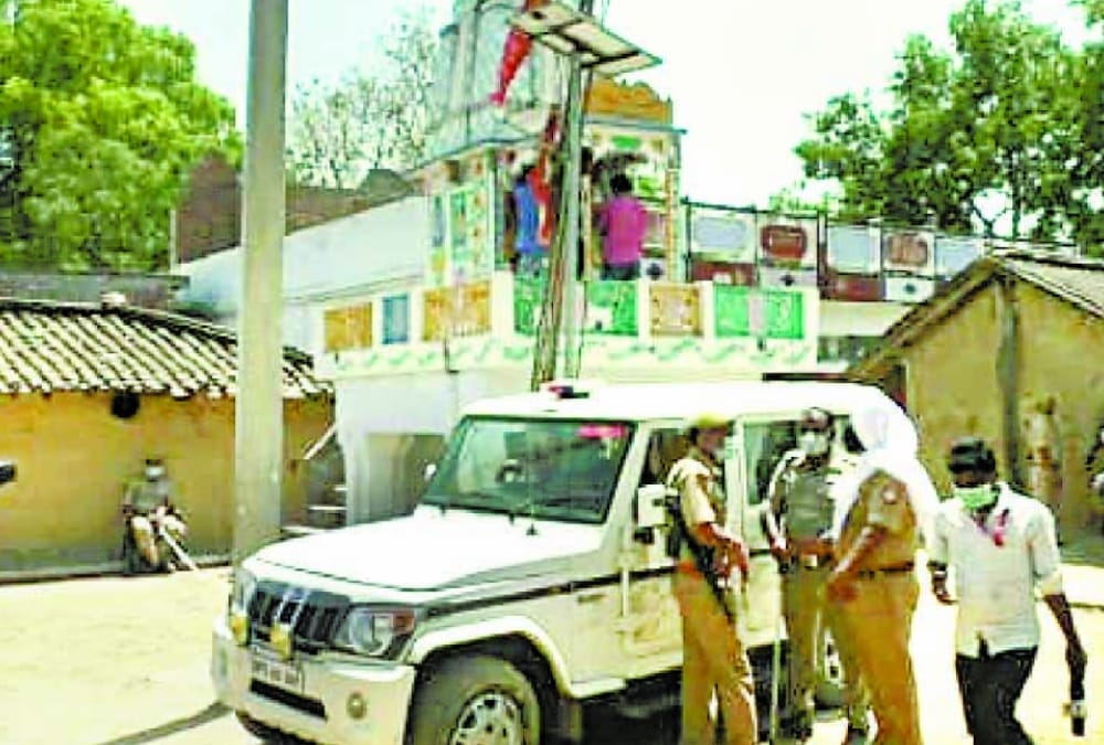 Some anarchists broken a shivlinga in a village of Bahraich.