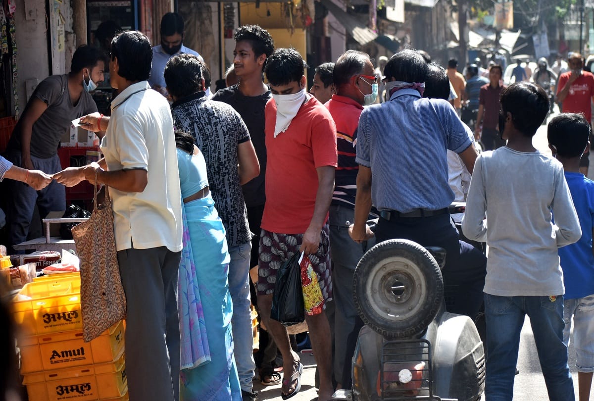 Lockdown ineffective in densely populated streets in Prayagraj, people wandering carelessly