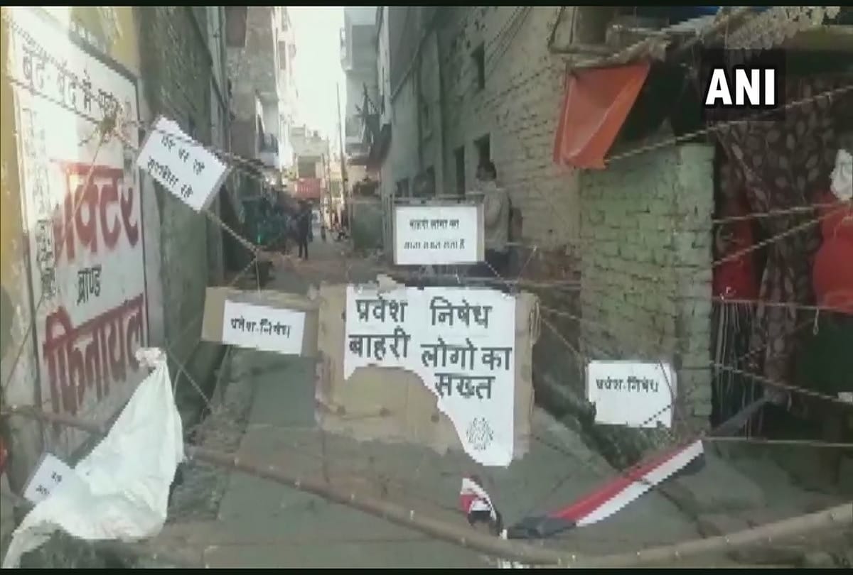 locals blocked the entry of outsiders into their locality due to corona virus threat