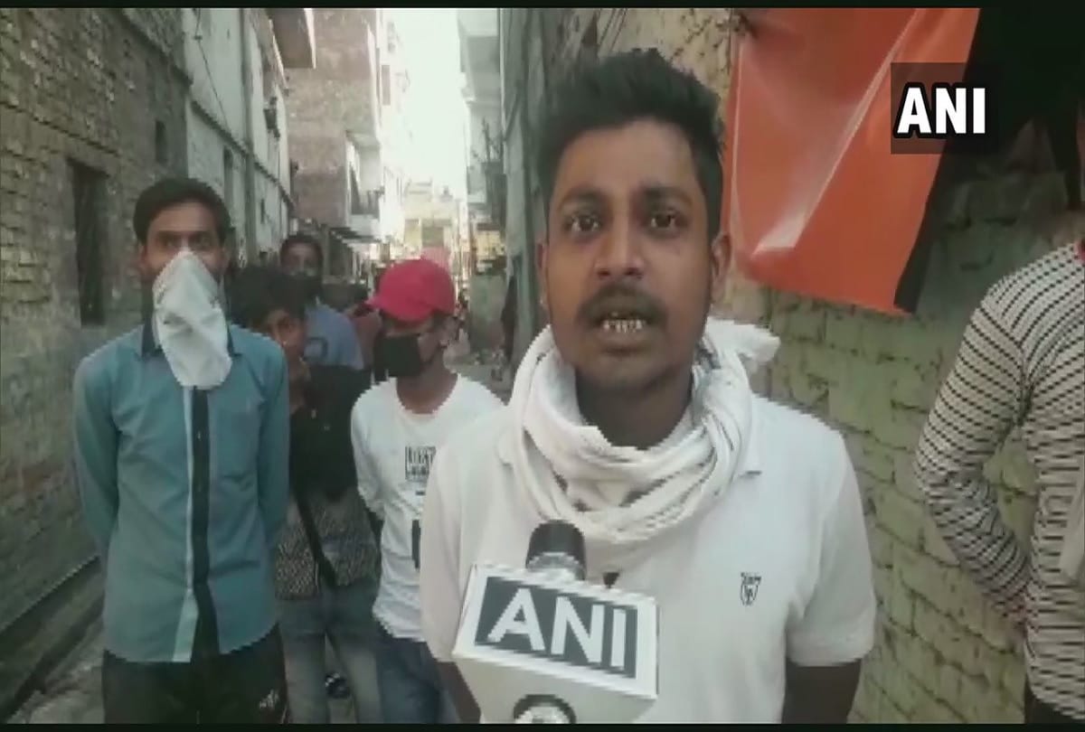 locals blocked the entry of outsiders into their locality due to corona virus threat