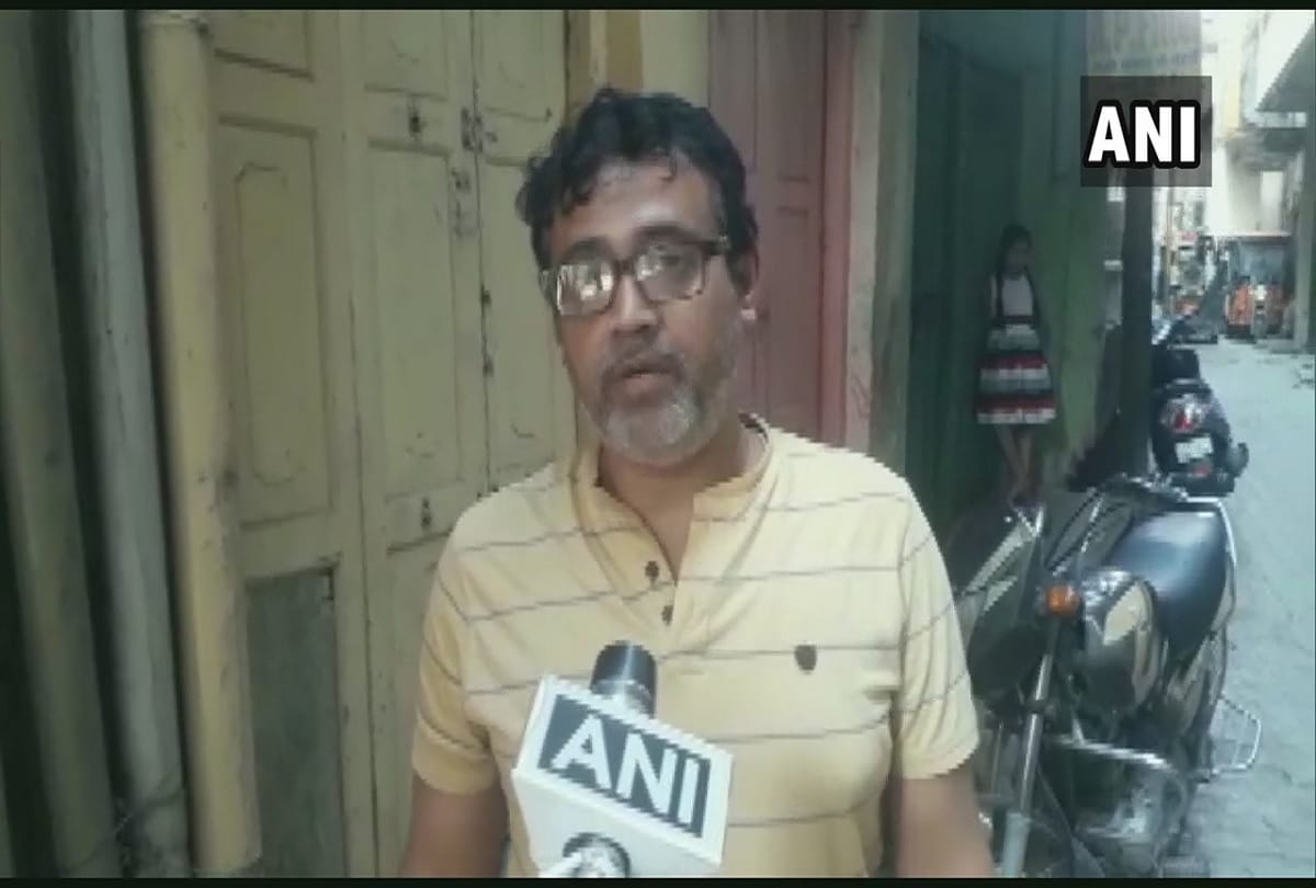 locals blocked the entry of outsiders into their locality due to corona virus threat