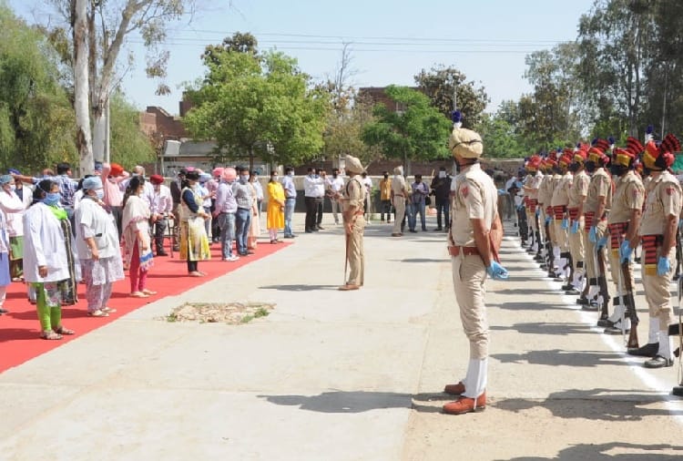 Corona in Punjab: Police gave guard of honor to doctors in Punjab's Bathinda