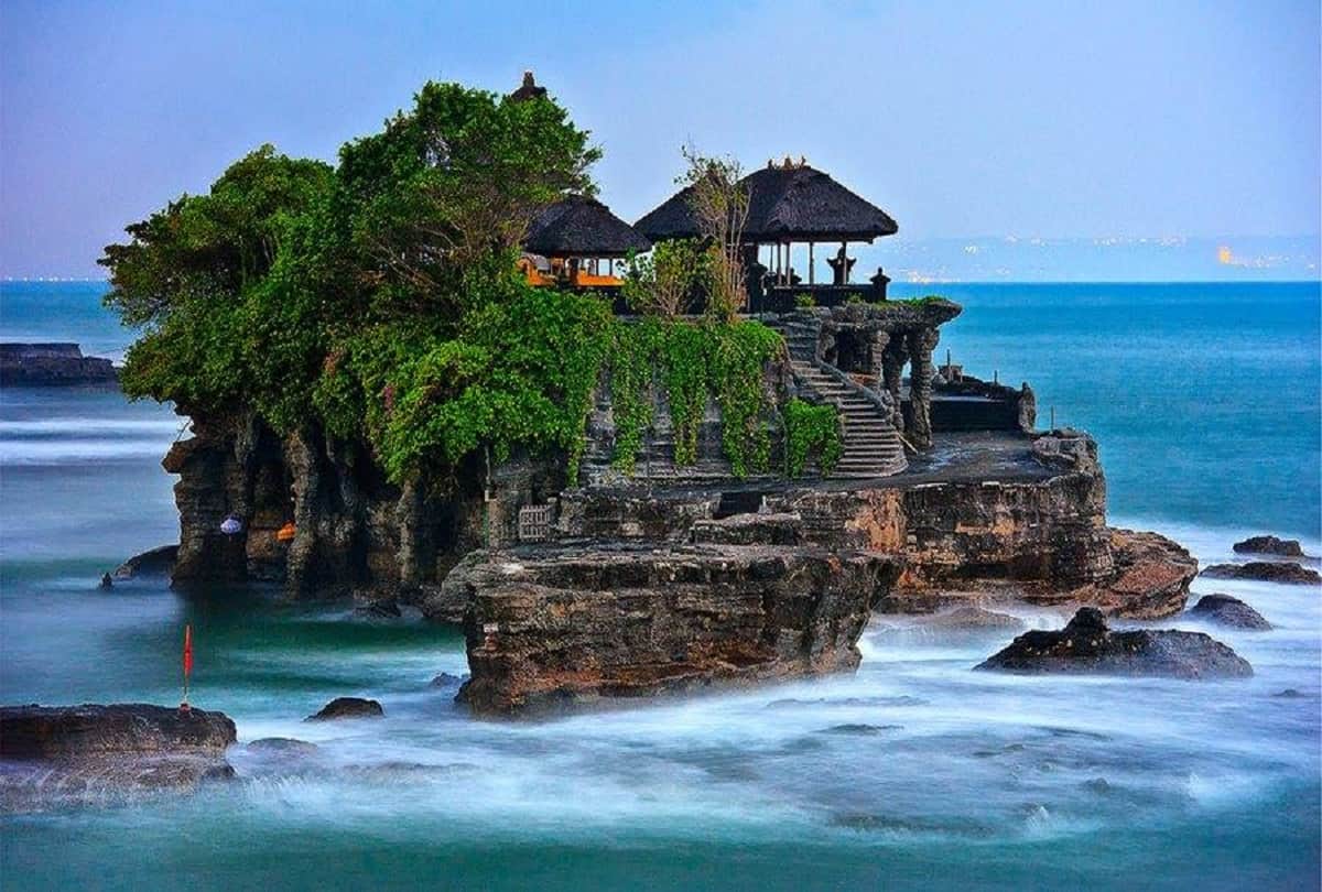 know about tanah lot temple in indonesia where venomous snakes give security