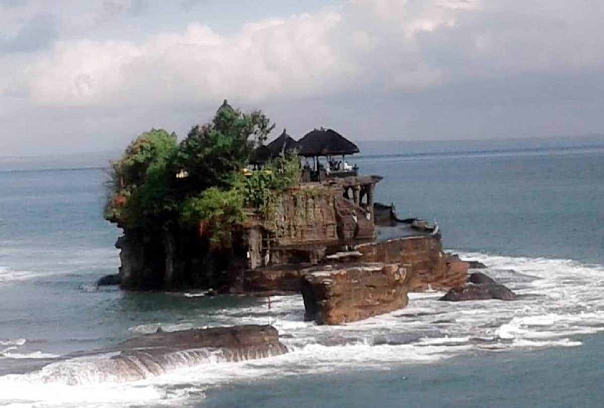 Tanah Lot Temple in Indonesia venomous sea snakes are believed to guard the temple
