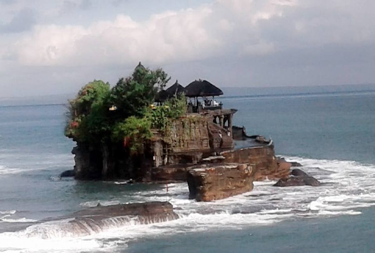 know about tanah lot temple in indonesia where venomous snakes give security