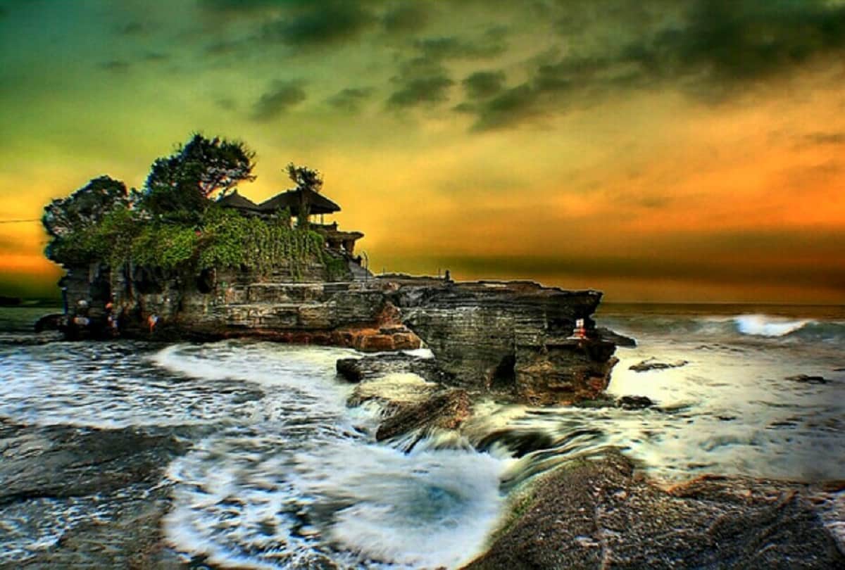 know about tanah lot temple in indonesia where venomous snakes give security