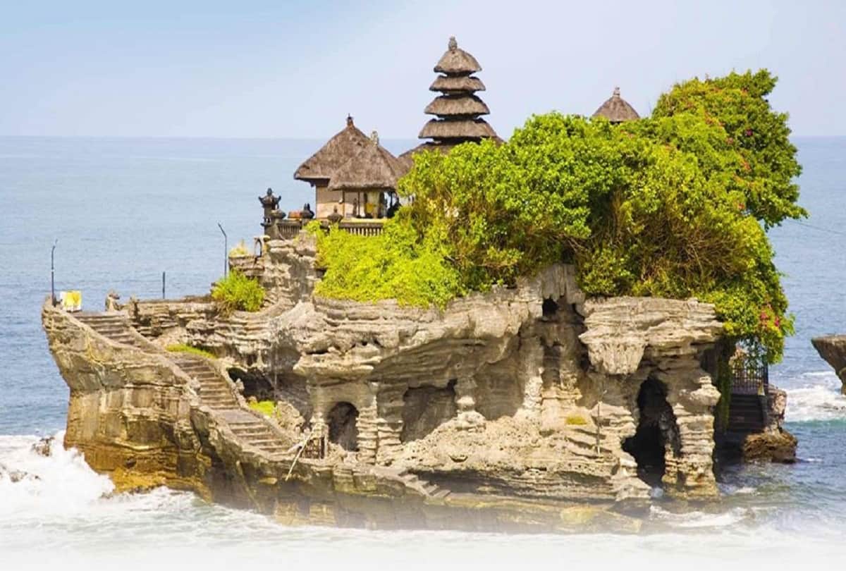 know about tanah lot temple in indonesia where venomous snakes give security