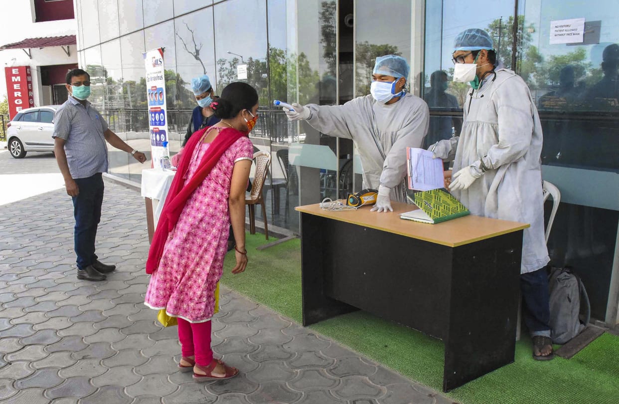 Coronavirus cases cross 5000 In India 14 Month Boy Including 165 death