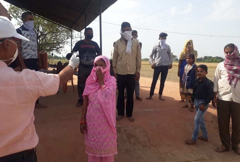 maasoom kee maut se macha hadakamp, svaasthy vibhaag ke pahunchane se pahale shav ka kiya jal pravaah