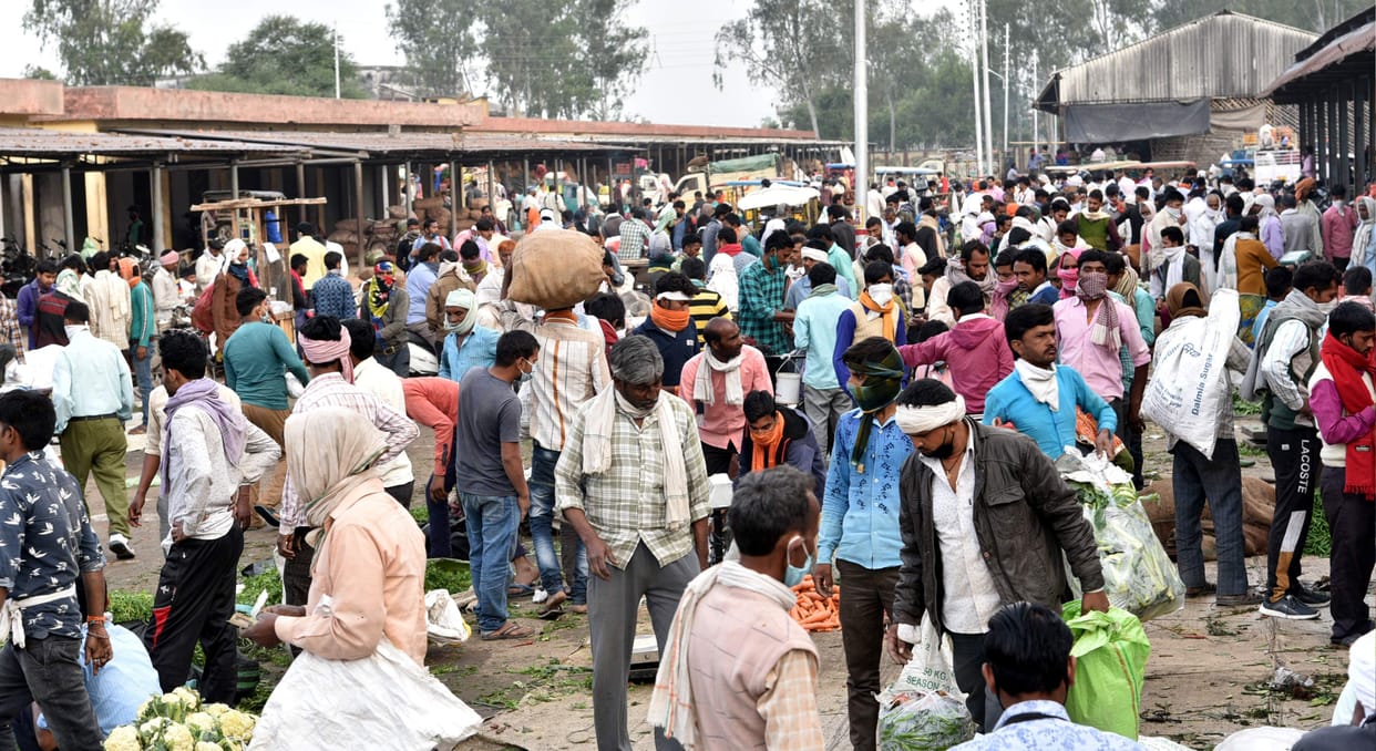 crowd in lockdown in chandausi sambhal
