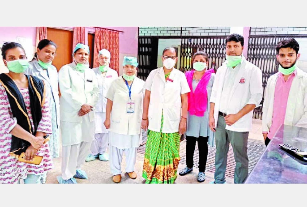 nursing staff is taking good care of corona patients in hospitals in lucknow