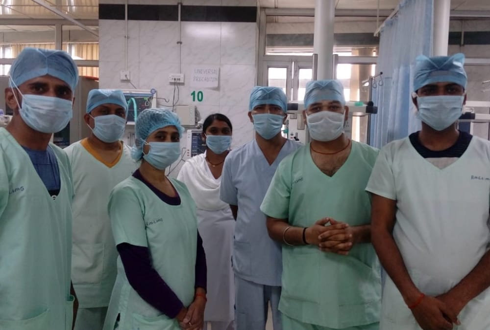 nursing staff is taking good care of corona patients in hospitals in lucknow