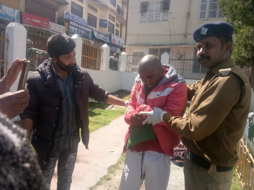 uttarakhand Lockdown latest news: police constable take care of mentally abnormal people