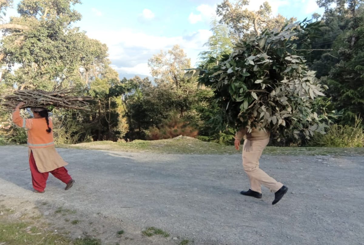 head constable set example of humanity, carried the burden of elderly woman to home