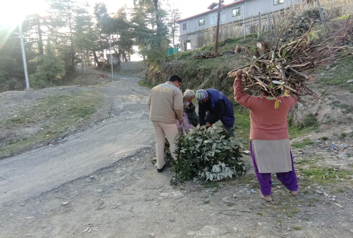 head constable set example of humanity, carried the burden of elderly woman to home