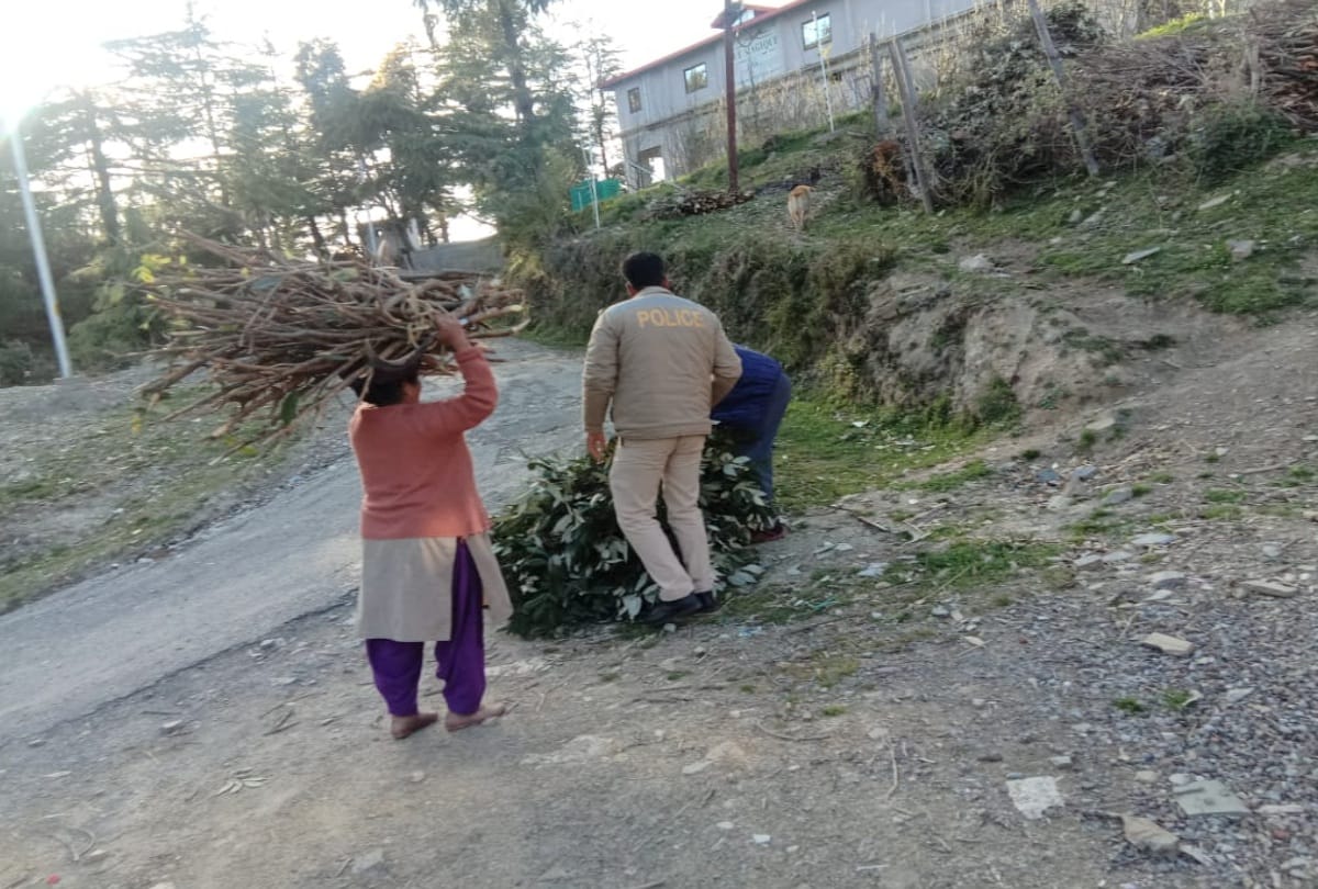 head constable set example of humanity, carried the burden of elderly woman to home