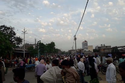 Lockdown update West UP news in Hindi: heavy crowed outside of Banks in Meerut