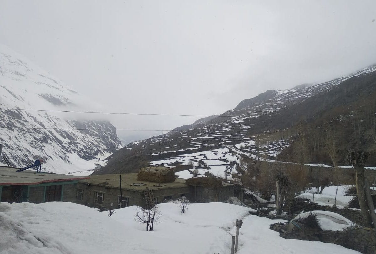 fresh snowfall in rohtang lahaul spiti and rain in shimla and kullu