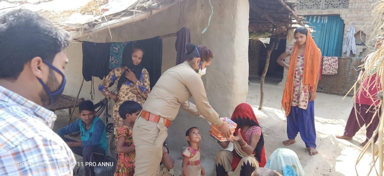 Policemen distributed food to the poor