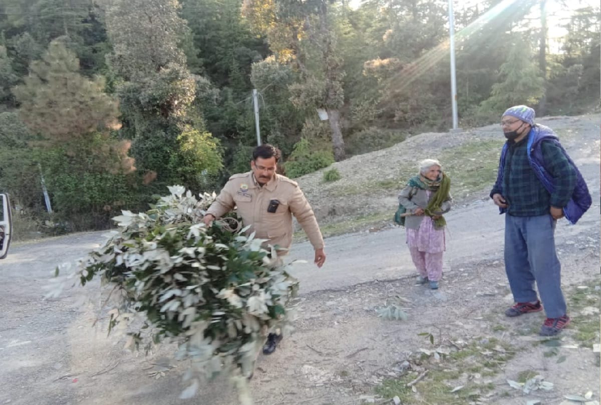 head constable set example of humanity, carried the burden of elderly woman to home