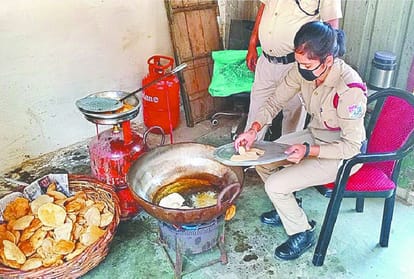 RPF Women Policemen Are Making Masks In Agra