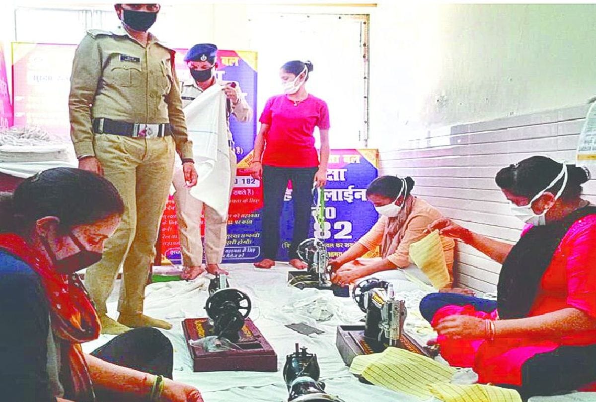 RPF Women Policemen Are Making Masks In Agra