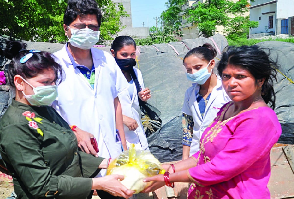 Voluntary organizations distributed food with Amar Ujala Foundation