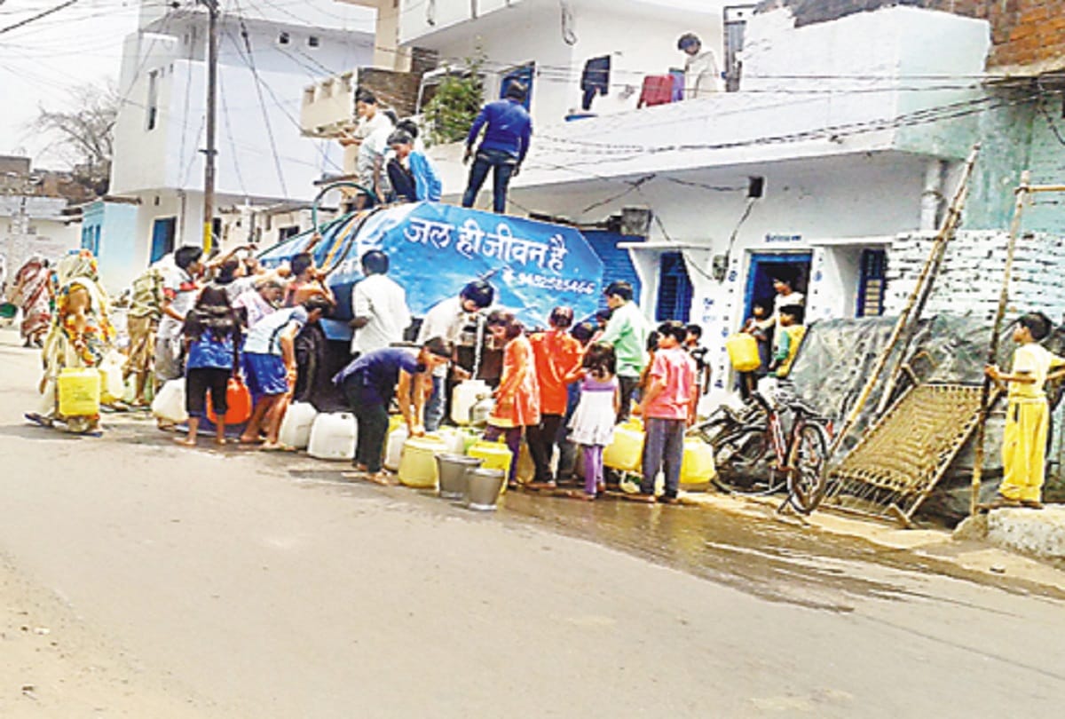 Social distance is not being followed in the chilla village delhi
