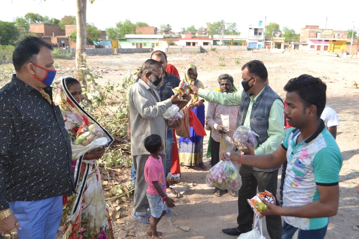 Many institutions distributed food with Amar Ujala Foundation in Jhansi