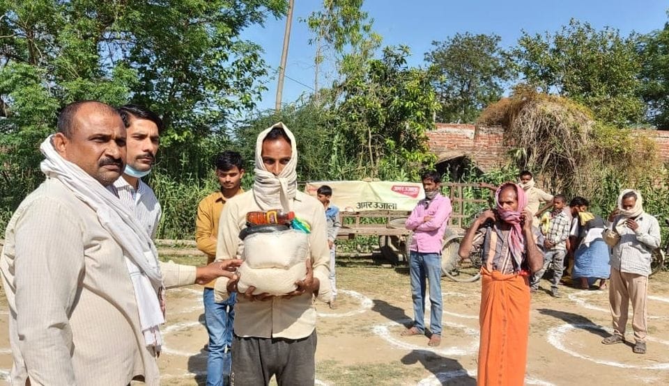 Food grains distributed in 101 houses in collaboration with Amar Ujala