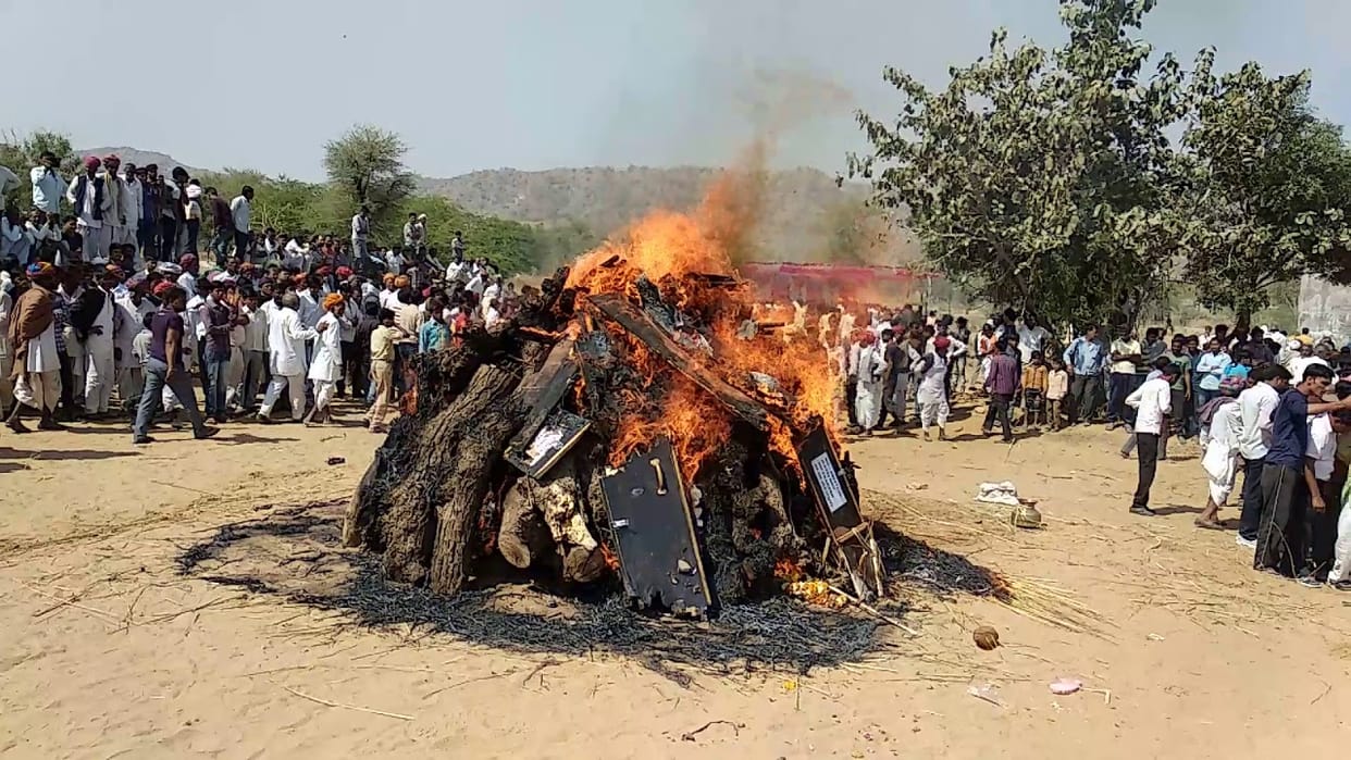 In Malda Muslim community came for the funeral of the body of a Hindu person during the lockdown
