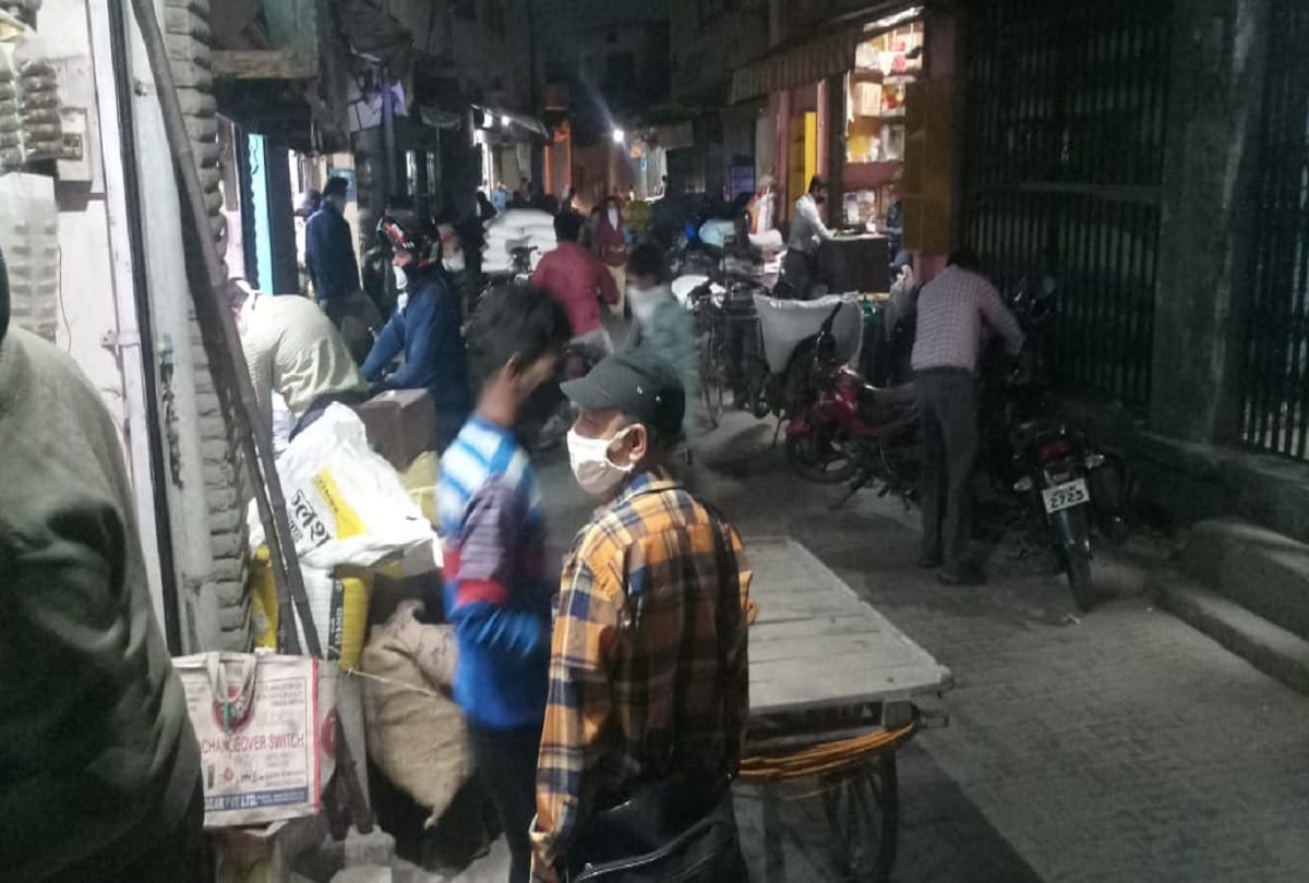 Bareilly markets opened early morning lockdown rules not followed by people