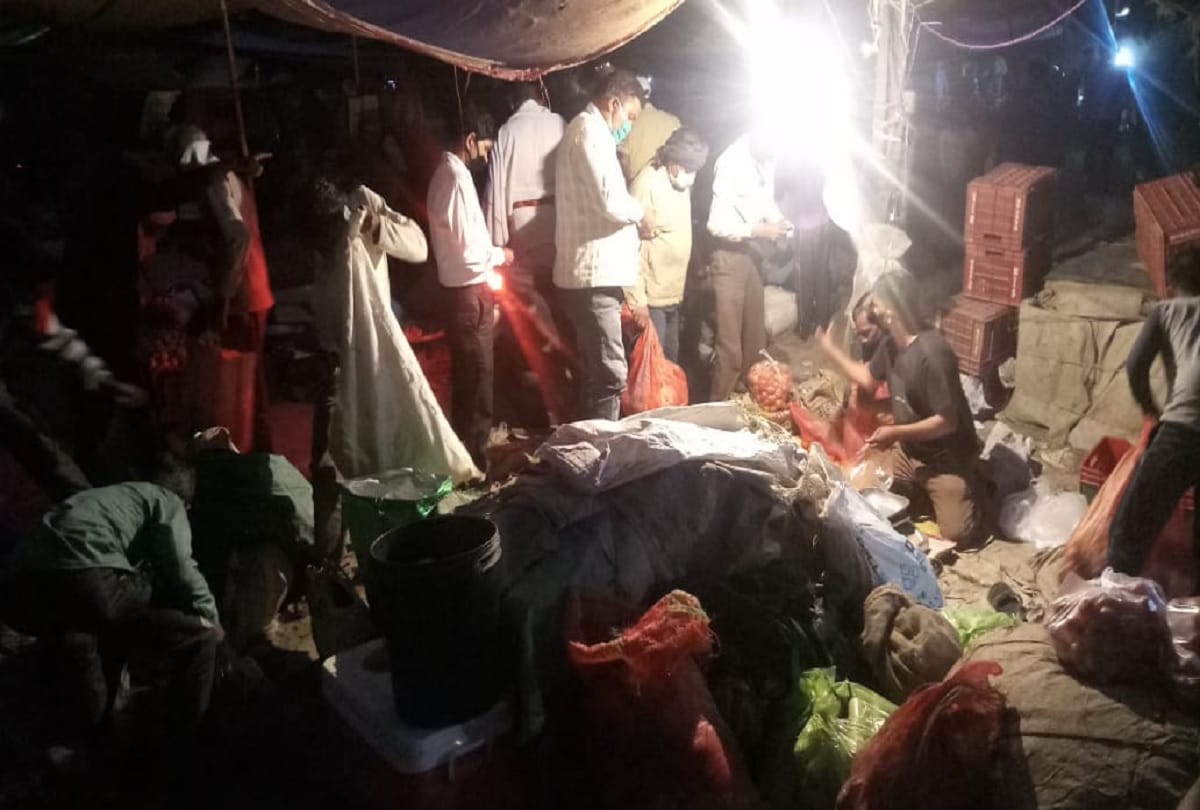Bareilly markets opened early morning lockdown rules not followed by people