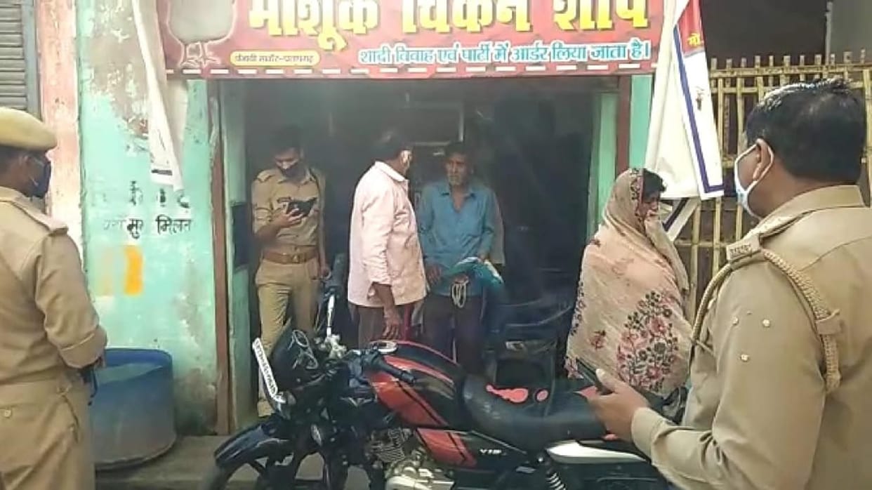 Crowd seen on chicken curse, police ran