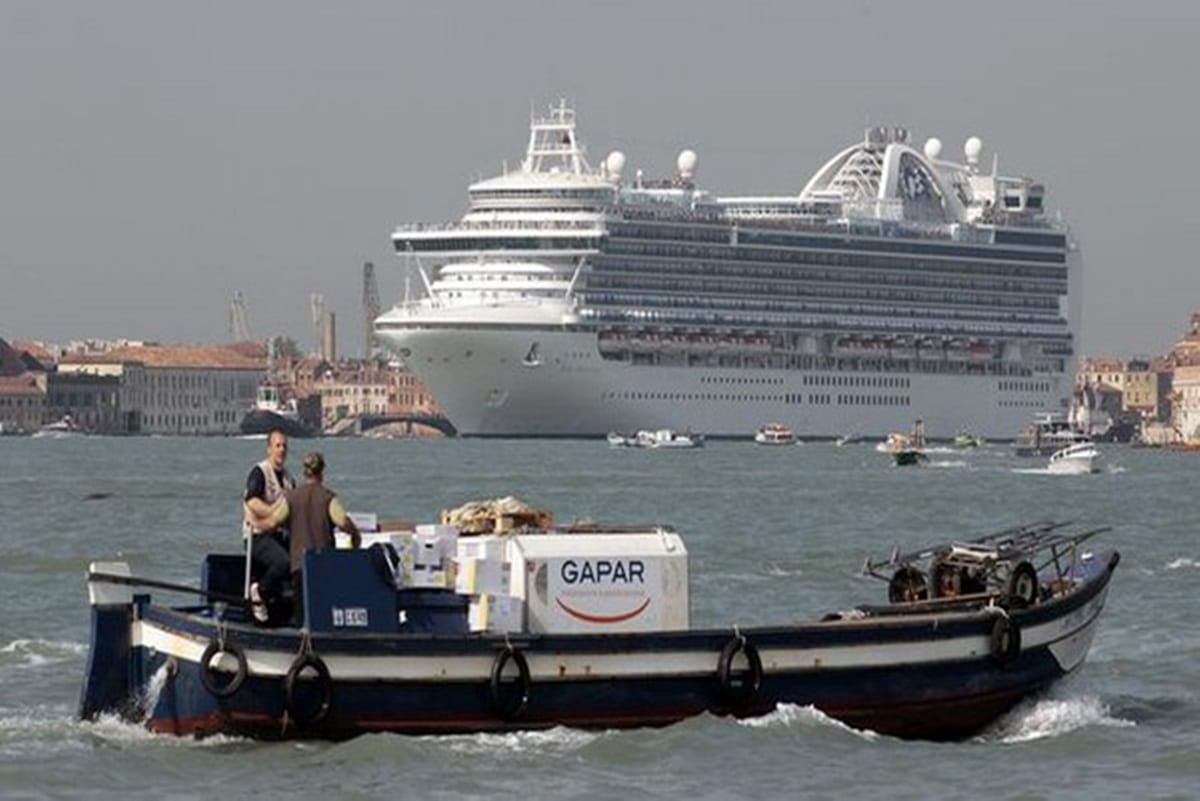 Australian police seize black box of Ruby Princess in raid on cruise ship that has become source of coronavirus