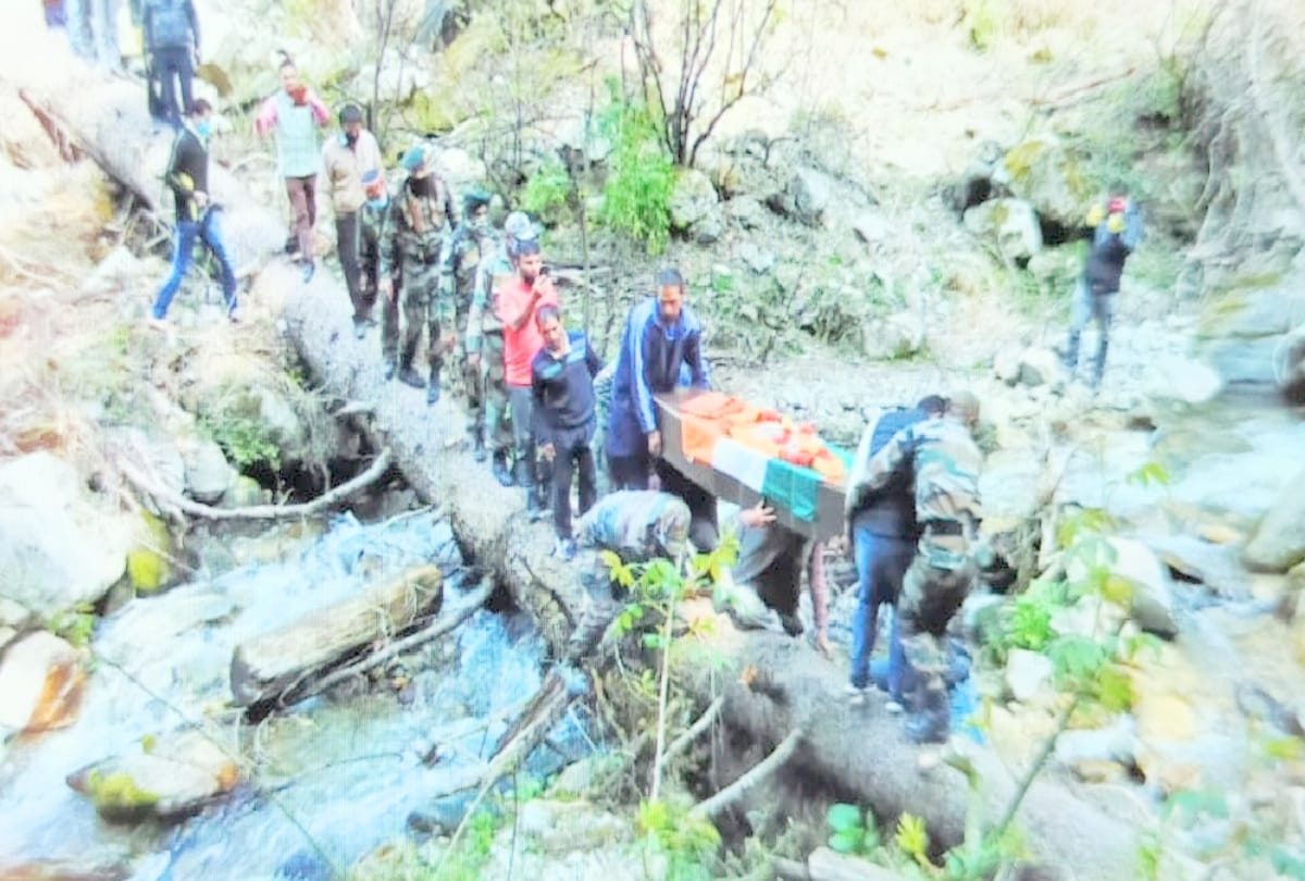 Martyr Soldier'village: road ravaged, no bridge to cross drain