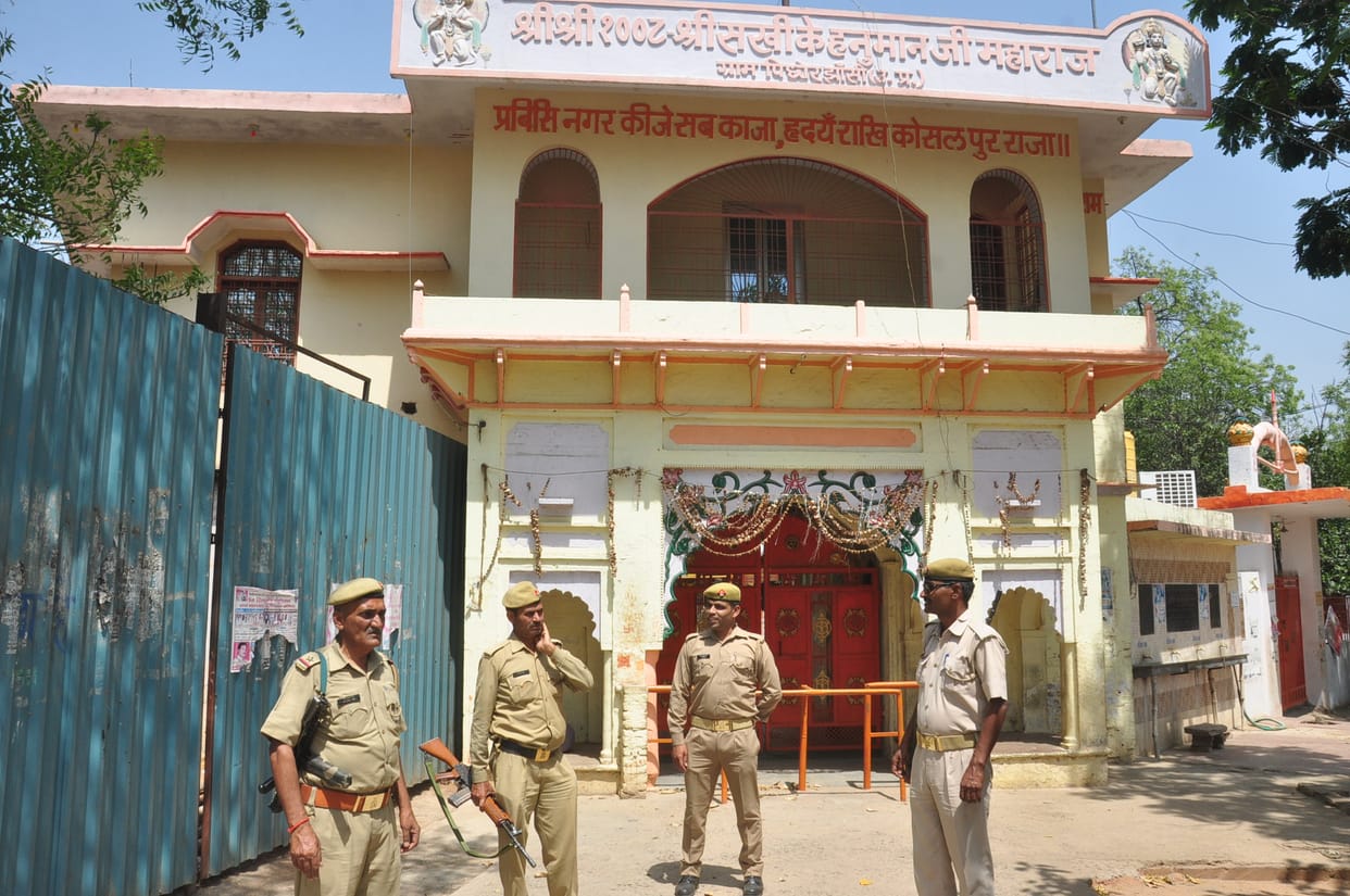 Police has not mask and sainitize