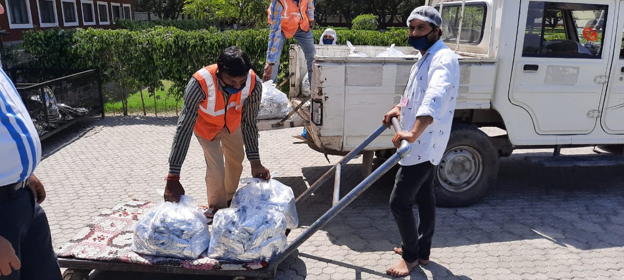 Distribute food and ration packets to people