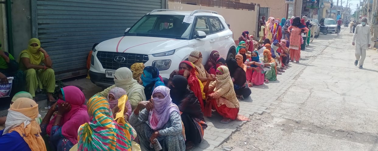 This kind of lockdown, women forgot social distance reached to withdraw money from OBC