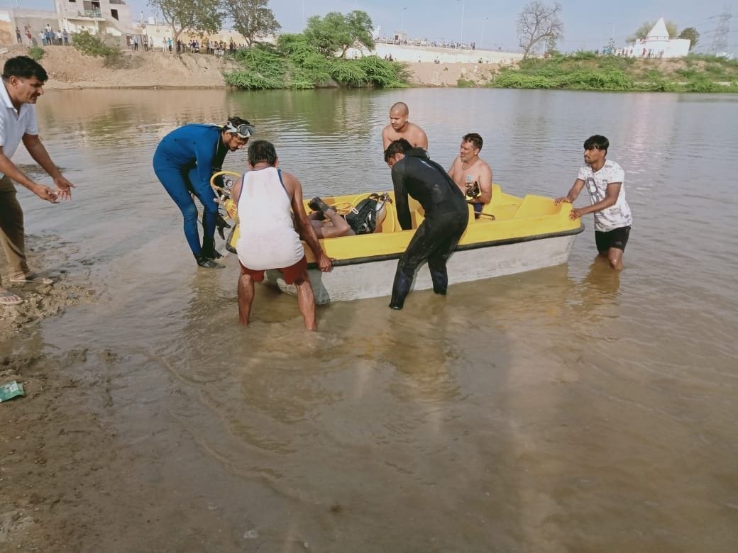 Even after six hours of effort, the youth submerged in the pond could not save their lives