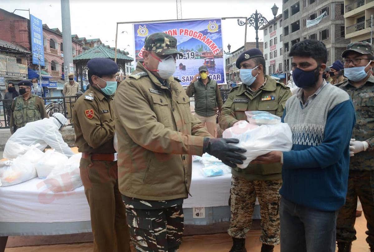 coronavirus lockdown in Jammu Kashmir (J&K) News in Hindi, crpf DISTRIBUTED Food items among needy in Srinagar