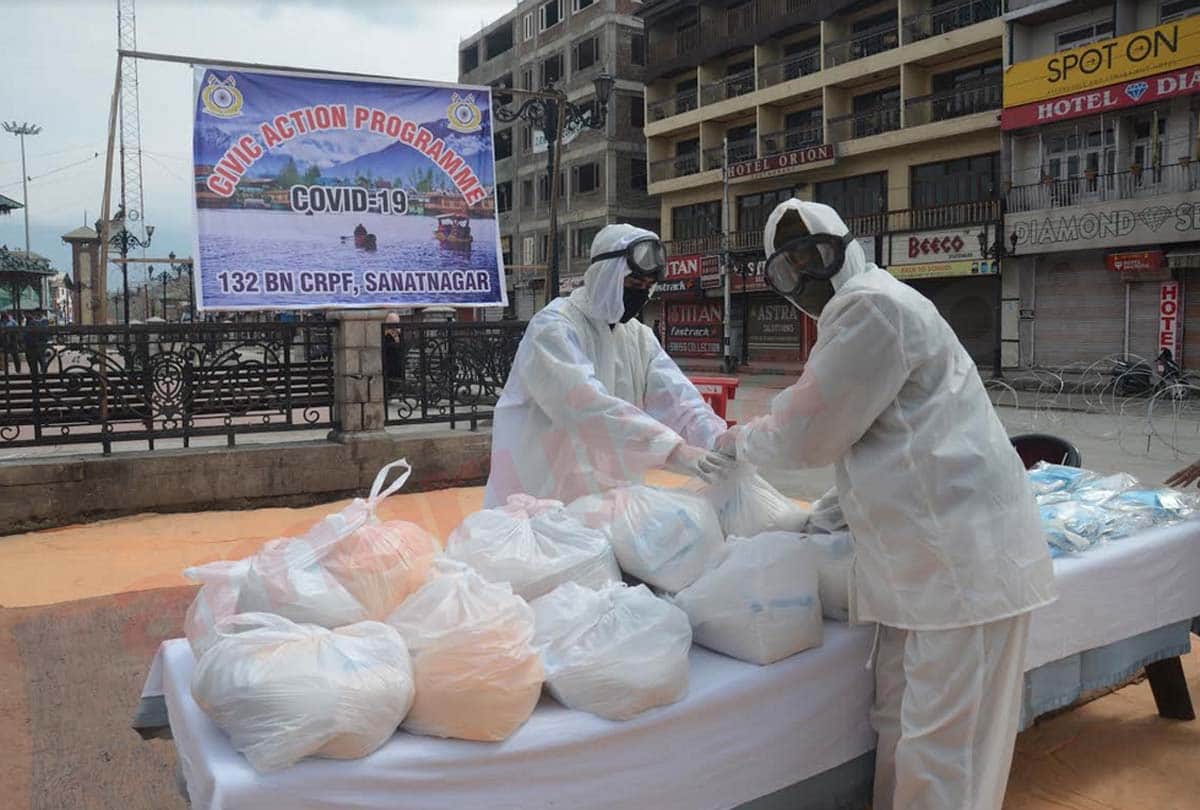 coronavirus lockdown in Jammu Kashmir (J&K) News in Hindi, crpf DISTRIBUTED Food items among needy in Srinagar