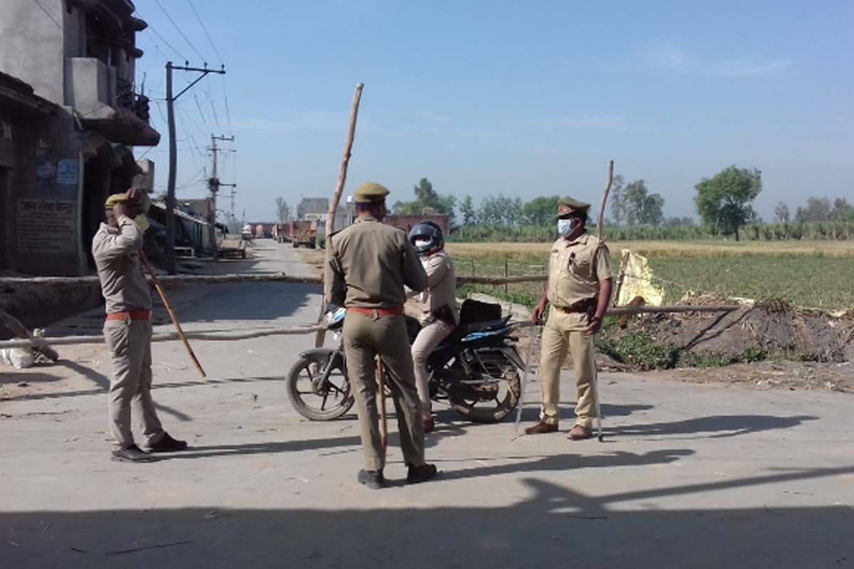 Tehsildar fed food  to youth going from Rajasthan to Kaushambi